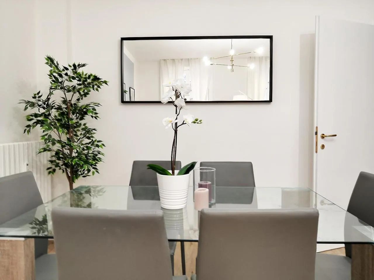 Apartment Ferienwohnung Altido Austere Elegance Mailand